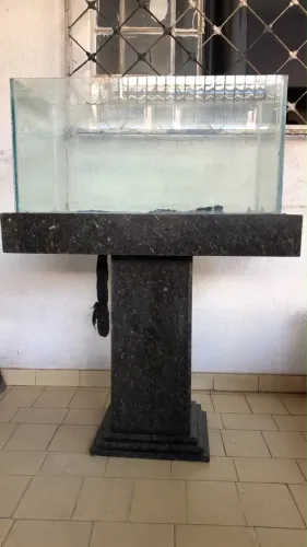 VENDE-SE AQUÁRIO E BASE DE MÁRMORE