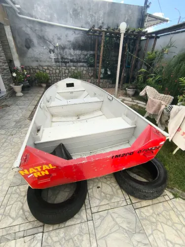 Vendo barco de Alumínio ( metal class 1,4 centímetros por 4 metros ). Documentado.