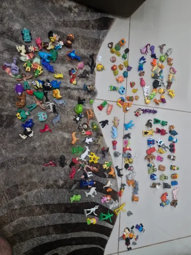 Lote miniaturas diversas - kinder entre outros- no estado