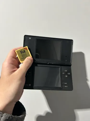 Nintendo DSI Preto + Cartucho R4 com Jogos