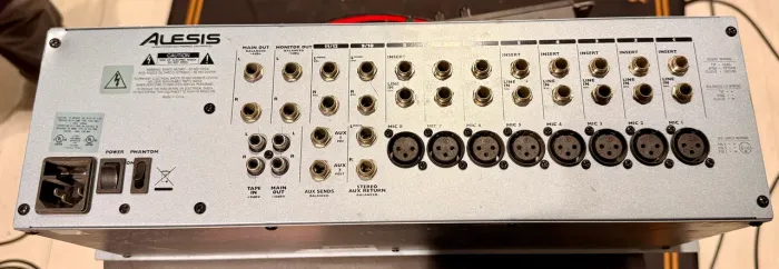 Alesis Multimix 12R Mixer Montável Em Rack 10 Canais
