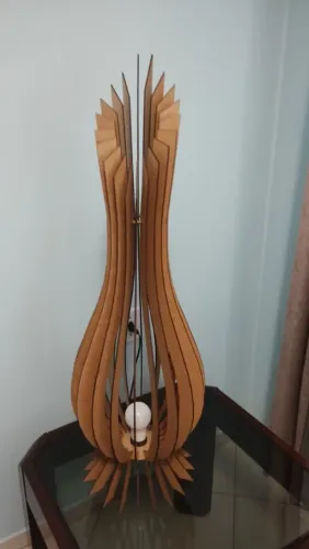 Luminária de chão/abajur de MDF com corte a laser