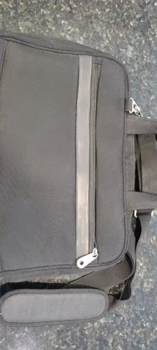 Esta é uma pasta preta para notebook da marca Cavezzale