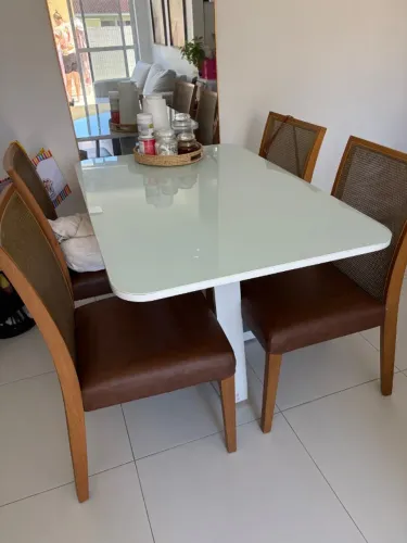 MESA DE JANTAR EM VIDRO CHIQUERRIMACOM 4 CADEIRAS
