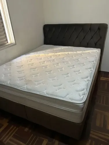 Cama de casal box com cabeceira e Guarda-roupa com 6 portas