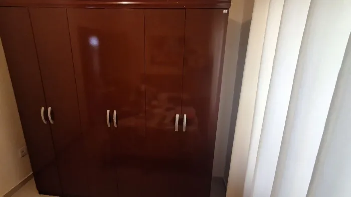 Guarda-Roupa Grande de Casal em Ótimo Estado - Cor mogno