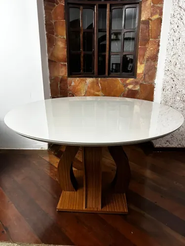 Mesa redonda com tampo de vidro *somente retirada