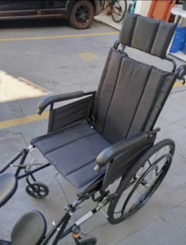 Cadeira de rodas com elevação de pernas regulável 