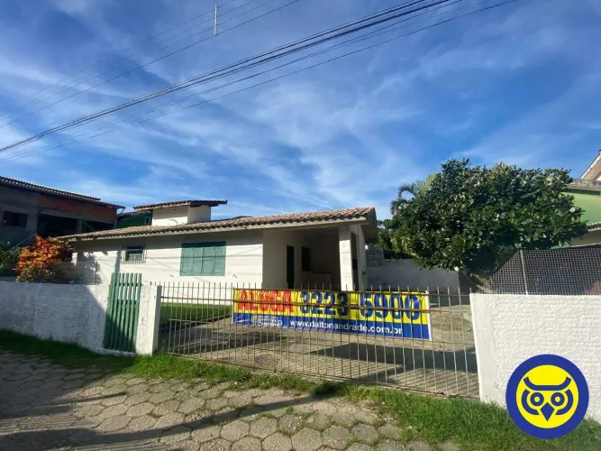 Casa com 03 dormitórios na praia da Armação