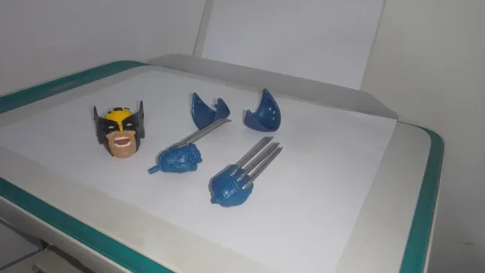 Lote Head Damage Wolverine e Garras Marvel legends Series. Escala: 1/6.