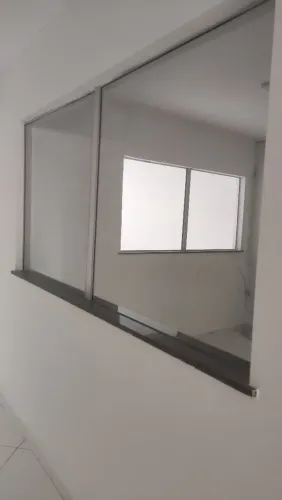 Janelas para escritório de vidro com peitoril de mármore