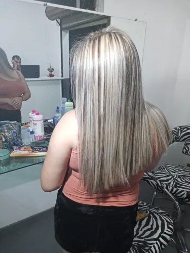 Progressiva e botox a domicílio, faço no capricho. Pego mechinha por mechinha. 