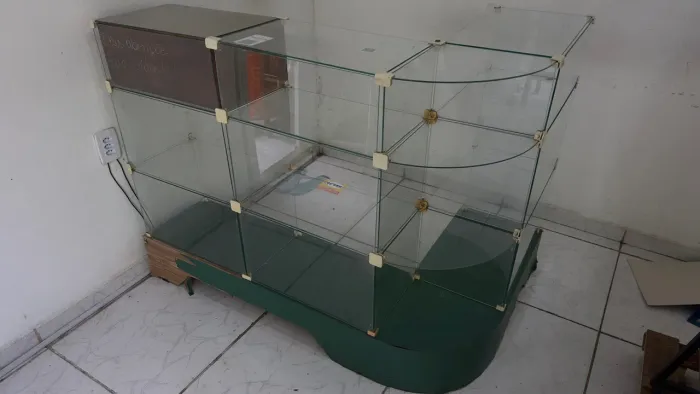 Vitrine em L/ balcão em L