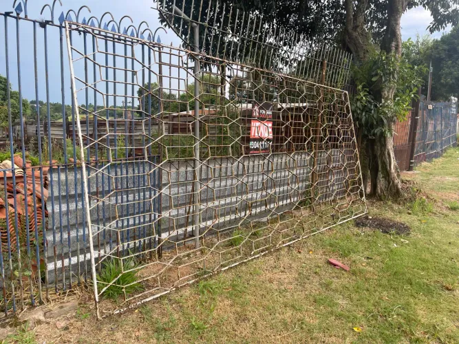 Grade antiga, portão de correr, grade trabalhada.