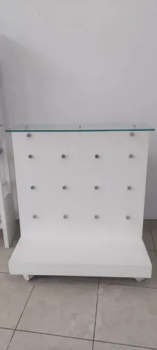 Expositor MDF branco com vidro e rodinhas