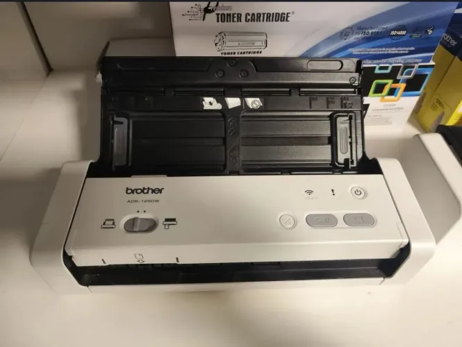 Scanner brother ADS-1250W, precisa trocar a lâmina, mas funciona perfeitamente.