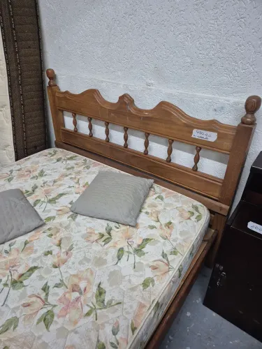 Cama em madeira maciça