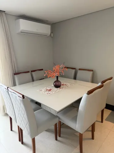 Vendo Mesa e cadeiras