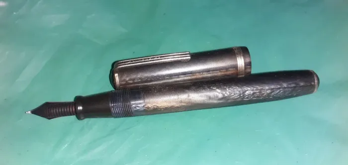 Vendo caneta tinteiro marca Esterbrock (USA). Valor à combinar. Precisa limpar.