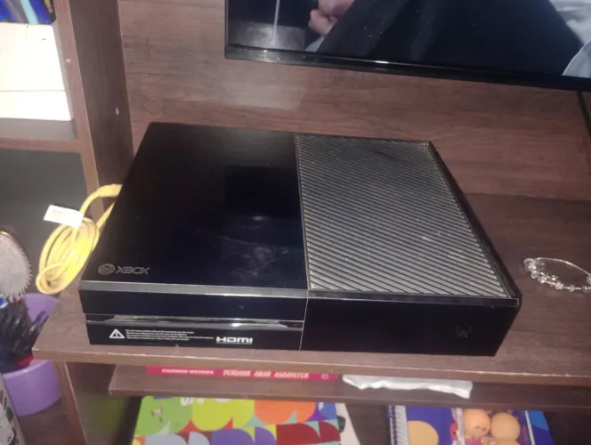 Xbox one com todos os cabos e kitnet, mais está sem o ontrole