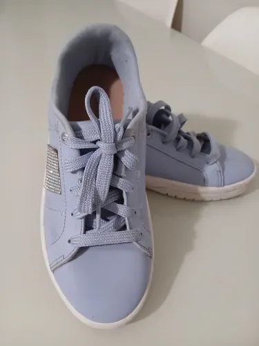 Vendo esse Tênis moleca feminino num 35 em bom estado 