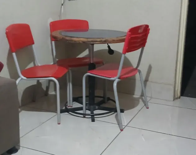 Mesa giratória com 3 cadeiras