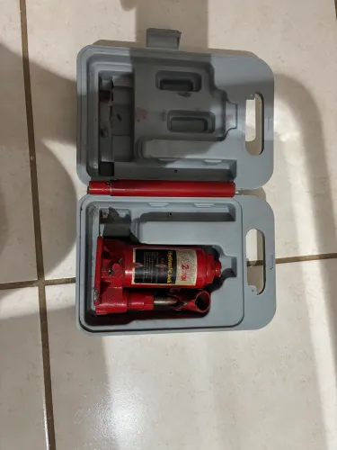 Vendo macaco hidráulico de 2 toneladas , pequeno e fácil de carregar ótimo para veículos 