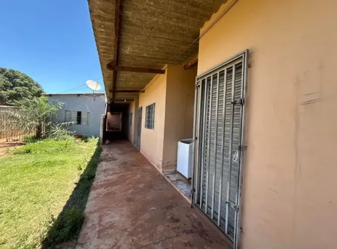 Kitnet Vila Popular, sendo 1 peça grande. Com pia, banheiro, lavanderia e garagem