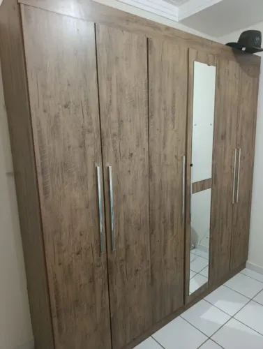 Desapego, mesa com 6 cadeiras, espelho grande , guarda roupa 6 portas em mdf