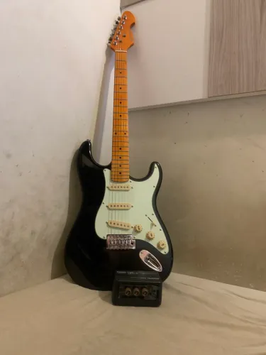 Guitarra Michael Stratocaster + Mini Amplificador Arton AG-04