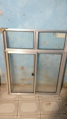 Vendo uma janela com vasculhante