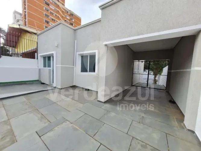 Casa comercial com 4 salas e 13 vagas no bosque