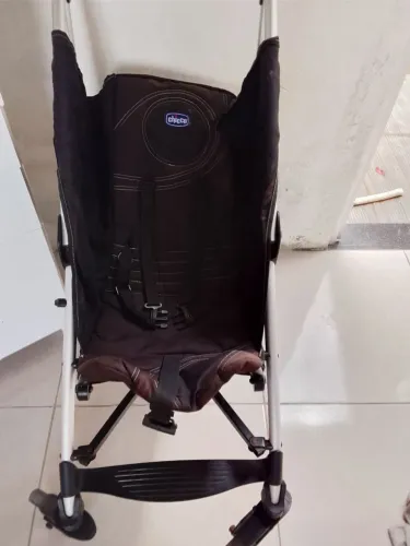 Carrinho de bebê no precinho