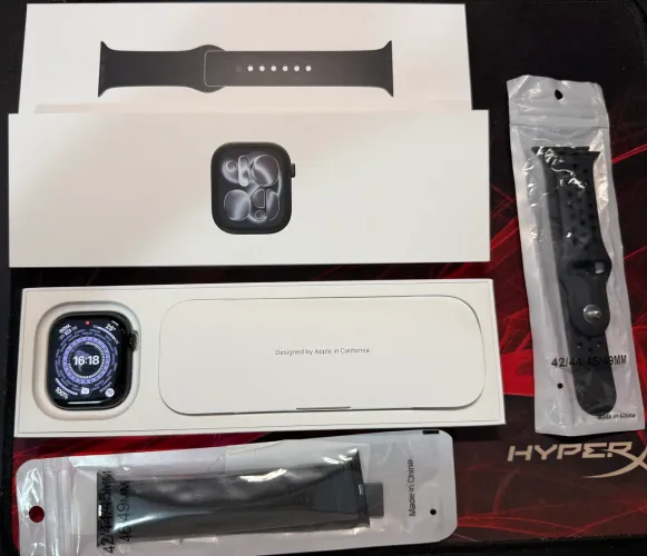Apple Watch Series 11 GPS Caixa Jet Black 46 mm Pulseira esportiva preta 