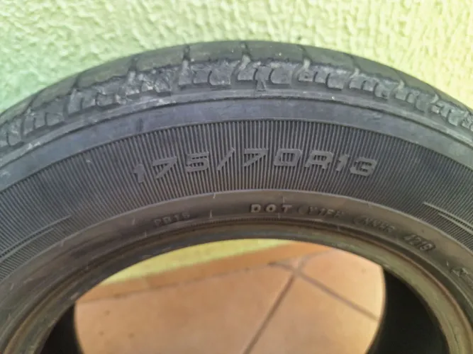 Vende-se 2 pneus aro 13 1 75 70 13 da marca Kelly Goodyear usado .