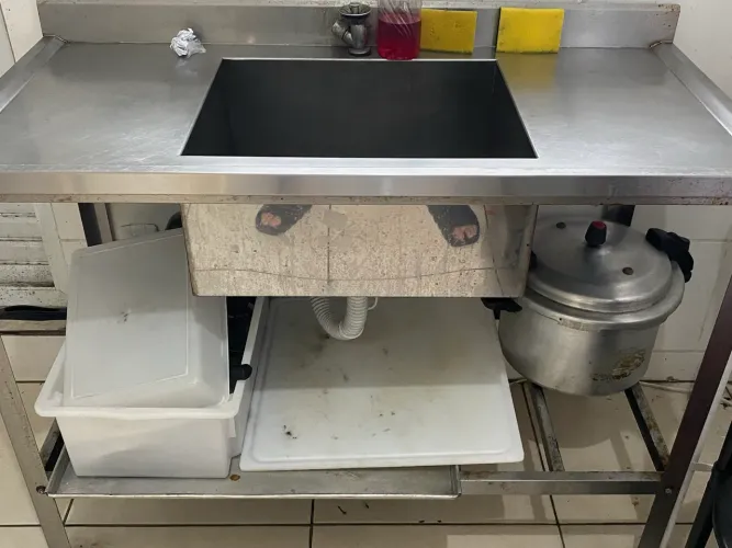 Vendo duas bancadas inox, uma com pia!