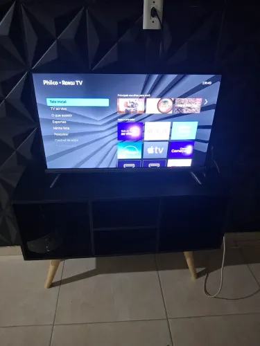 Televisão 32 polegadas seminova, acompanha rack.