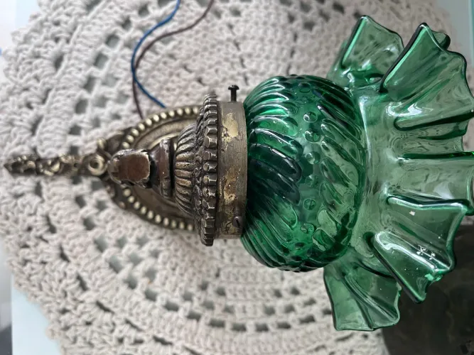 Arandela com cúpula de vidro verde