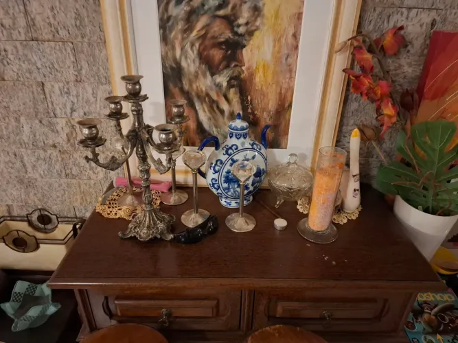 Diversos enfeites,  bibelôs ,  velas e vasos