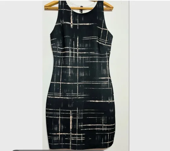 vestido acostamento regata tubinho com estampa preta na frente e branco atrás