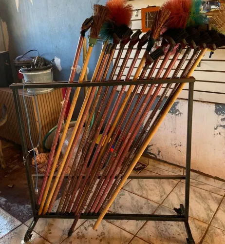 Suporte para vassouras