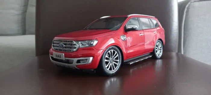 Miniatura Ford Everest 1/18