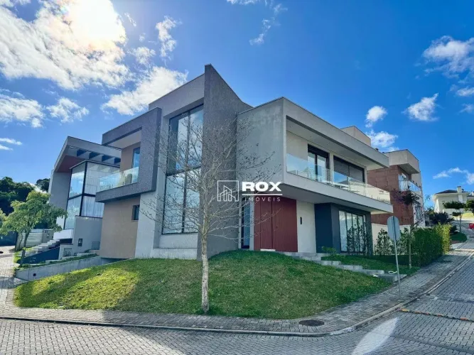 Casa de Alto Padrão com 5 suítes e Piscina à venda - Santo Inácio, Curitiba/PR
