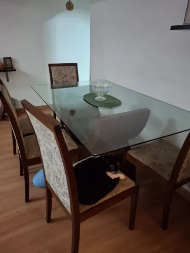 MESA DE JANTAR COM TAMPÃO DE VIDRO 