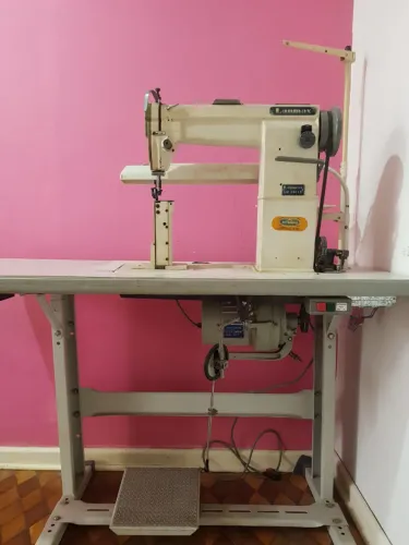 Máquina de costura de coluna