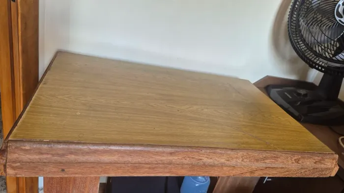 Vende-se mesa de apoio em madeira