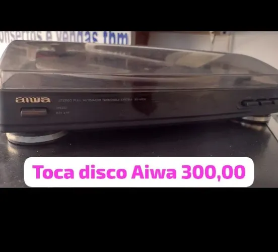 Toca disco Aiwa, e outros equipamentos no anúncio.
