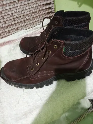 Vendo bota masculina 43 usado 2 vezes sem defeitos semi novo