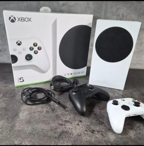 Console Xbox series s com 2 controles um branco e um preto