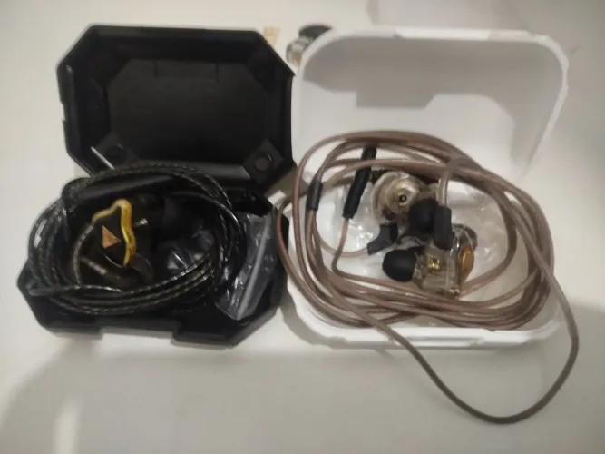 Fones de ouvido da Akz dois pelo preço de um